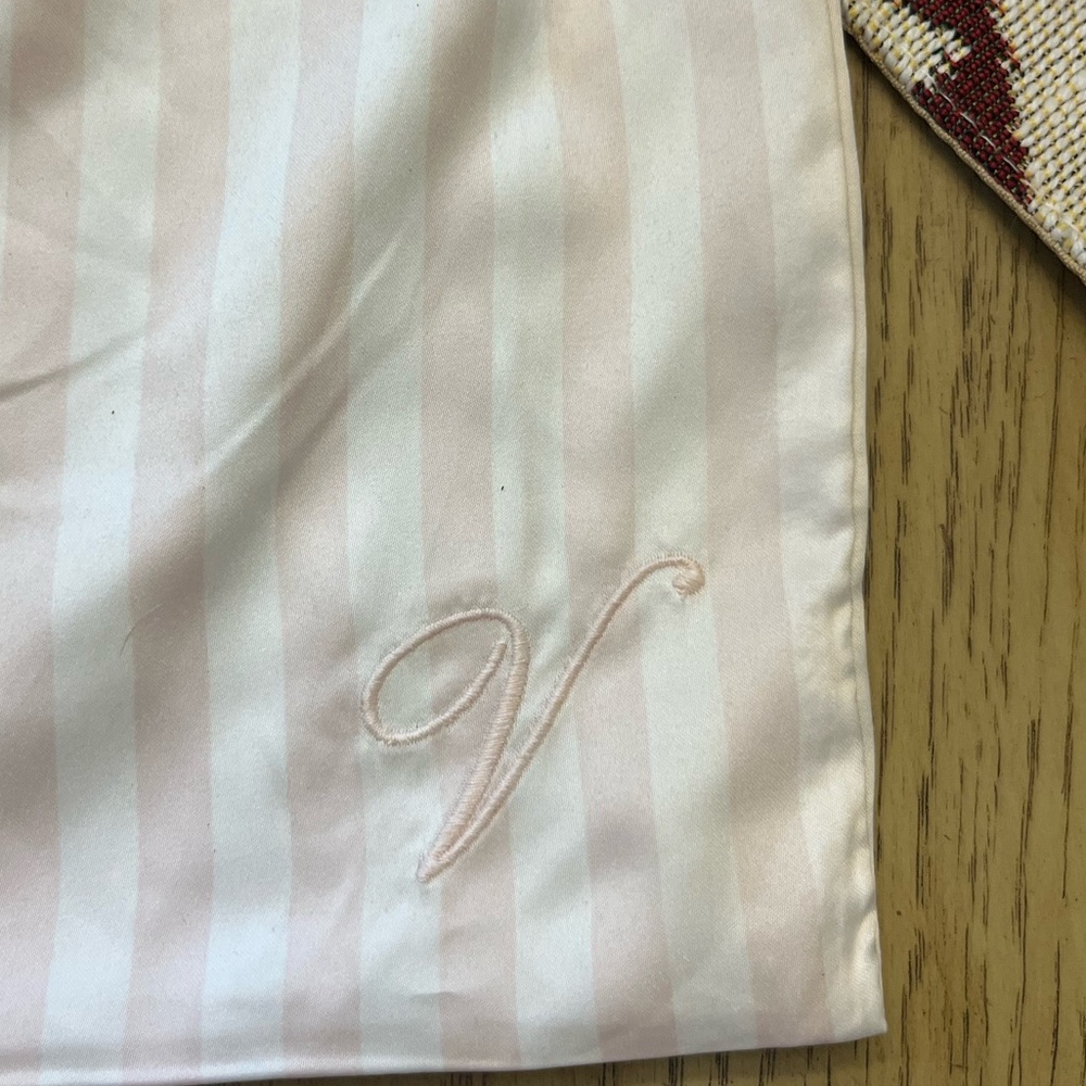 VICTORIA’S SECRET *NEW* Light Pink Striped Slippers with bag - Picture 5 of 11